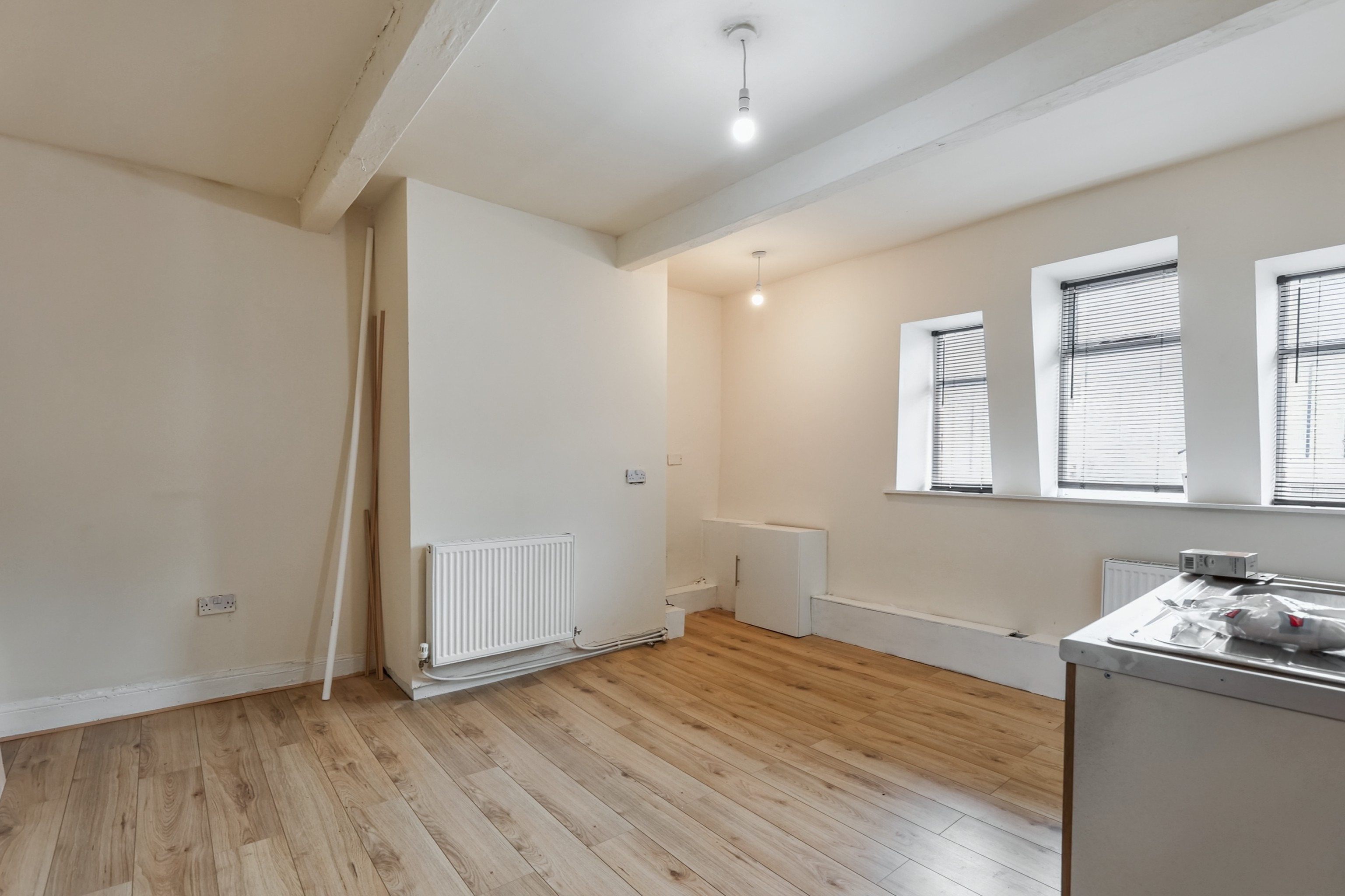 Featured image for 1 bed in a 3 bed terraced house, New Church Road, OL13 0LD
